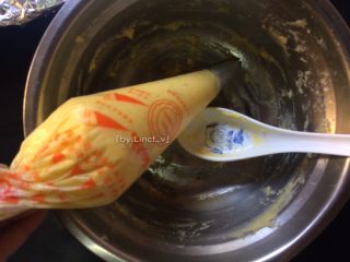 13、蛋烤土豆塔,将搅拌均匀的土豆泥装入裱花袋里