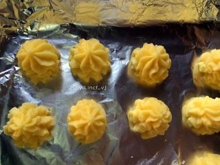 14、蛋烤土豆塔,然后将土豆泥挤成花塔挤放在铺了锡纸的烤盘上，如果用金盘可以直接挤在烤盘上更好