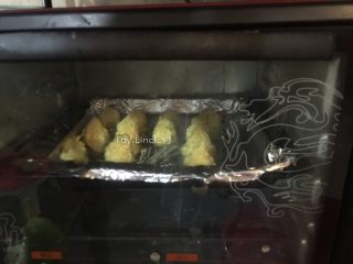 15、蛋烤土豆塔,挤好的土豆塔放入烤箱中层，上下火，180度约20分钟烘烤（烤箱温度与时间只供参考）