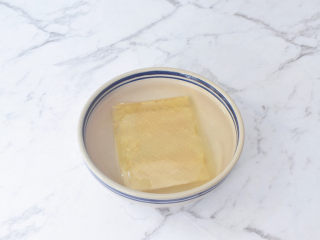 2、珍珠奶茶冻,吉利丁粉提前用清水浸泡至软备用