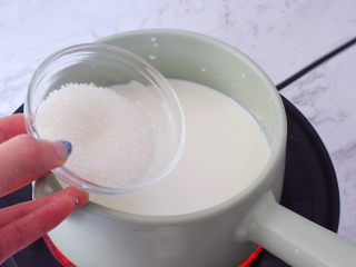 3、珍珠奶茶冻,将牛奶倒入奶锅中，加入白糖，小火加热至白糖融化