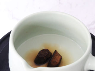 8、珍珠奶茶冻,这时候来制作珍珠，锅中加入水和红糖，边煮边搅拌，煮至沸腾