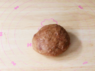 10、珍珠奶茶冻,将面团取出放在案板上，盖上保鲜膜，晾至不烫手后揉均匀，如果太干的话可以再加点开水，太湿就加木薯粉