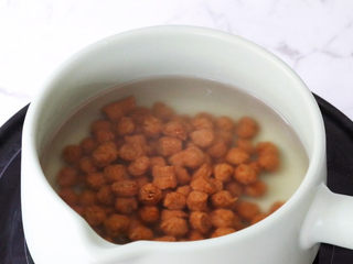 12、珍珠奶茶冻,锅中烧开水，放入珍珠煮至浮在表面