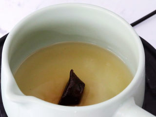 14、珍珠奶茶冻,这时候制作糖浆，锅中加入水和红糖，煮至红糖融化