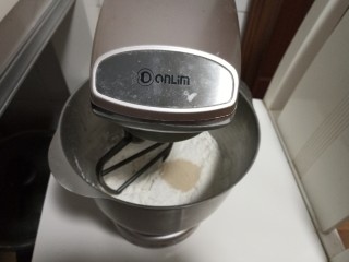 3、安心油条,放入面粉酵母