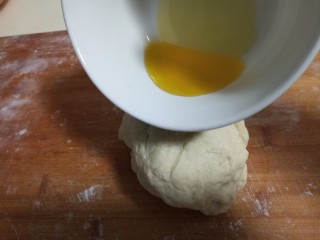 5、安心油条,手上抹油取出，面团加上油揉光滑