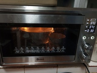 7、安心油条,放入烤箱开启发酵功能