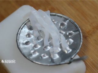 11、夏日小凉粉,如果您有这种刮凉粉的工具，可以用工具刮成丝。不过什么形状无所谓，味道都是一样的。