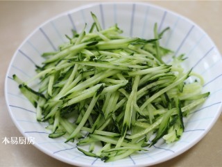 12、夏日小凉粉,半根黄瓜切成丝，备用。