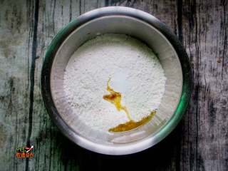 1、不用和面的猪肉盒子,面粉里加入1个鸡蛋、1勺盐，4克油