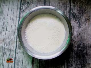 2、不用和面的猪肉盒子,分次加入适量的温开水拌成流水线的面糊状态；