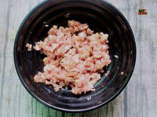 4、不用和面的猪肉盒子,肉馅加入料酒、酱油、胡椒粉、盐、五香粉、香油搅拌均匀