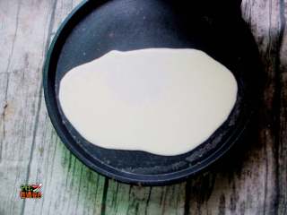 5、不用和面的猪肉盒子,电饼铛薄薄刷一层油，倒入适量的面糊