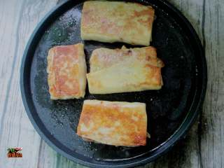 11、不用和面的猪肉盒子,煎至两面金黄即可