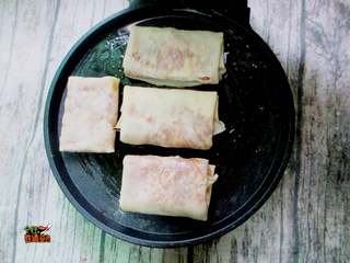 10、不用和面的猪肉盒子,电饼铛放入油，上下火同时加热，饼的上部用油刷层油，将饼放入锅内