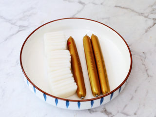 1、香辣孜然火腿肠炒年糕,准备好材料