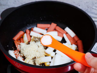 11、香辣孜然火腿肠炒年糕,加入白糖