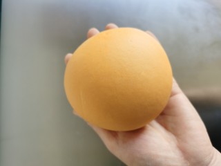 8、黄金小馒头,要想蒸好的小馒头喧软细腻好吃，揉面这步一定要做到位，不要吝啬你的力气，反复揉面，直揉到面团表面光滑，切开后内部组织细密且没有气孔为止。