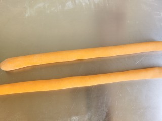 9、黄金小馒头,然后搓成长条状。