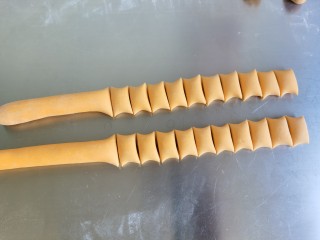 10、黄金小馒头,用刀切成一个个小的长方形。