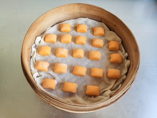 12、黄金小馒头,每一个馒头之间间隔一定的距离，摆放到蒸笼里，盖上盖子，进行发酵。
