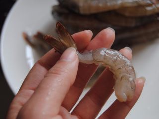 3、鲜虾沙拉饭团,鲜虾洗净去头去壳，抽出虾线，尾部的壳留下，用少许盐抓一下