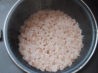 6、鲜虾沙拉饭团,米饭煮好后