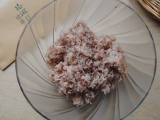 7、鲜虾沙拉饭团,盛出放凉至手温