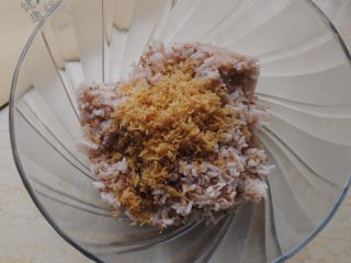 8、鲜虾沙拉饭团,放入猪肉松，蔓越莓