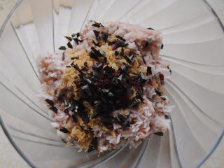 9、鲜虾沙拉饭团,加入亚麻籽油和海苔片