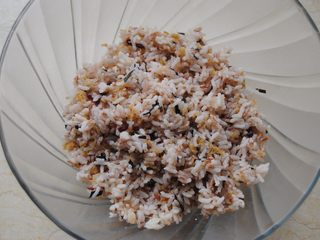 10、鲜虾沙拉饭团,加入盐轻轻抓匀