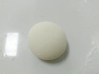 1、花样小乌龟馒头,面团发酵好后，取出，分成小剂子，然后每一个小剂子挫圆。