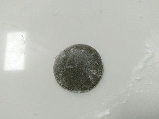 2、花样小乌龟馒头,在取一部分白面团加入，深黑可可粉，做龟壳用。