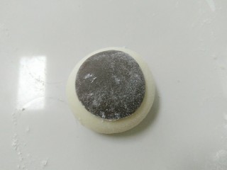 3、花样小乌龟馒头,蘸些清水，粘上去。喜欢带馅的，白面团可以包进陷啊！