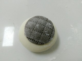 4、花样小乌龟馒头,然后取一把干净的梳子，压出如图的四方印。