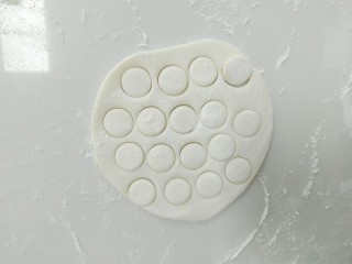 5、花样小乌龟馒头,再用圆形模具，压出小龟的四个爪。
