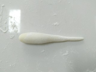 7、花样小乌龟馒头,在搓出一长条，一头细，做尾巴，一头粗，做脑袋。