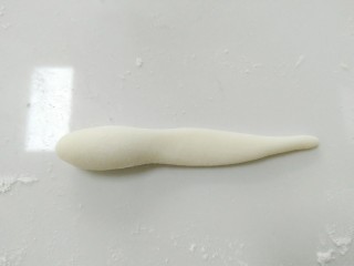 8、花样小乌龟馒头,然后再中间的部位，摁扁，这样可以好进行在一步。