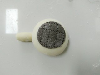 9、花样小乌龟馒头,粘上小龟的身体，粘不住时，抹些清水哦！