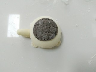 10、花样小乌龟馒头,然后添上四个乌龟爪。有芝麻或者豆子的可以塞进去做眼睛。恰巧家里没有这些，我就用可食用色素笔画的眼睛。