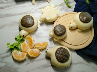 11、花样小乌龟馒头,看到这张图，可不可爱，有只翻身的龟，你猜它能起来不。