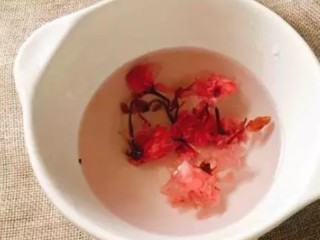 1、樱花果冻,把樱花倒入水中。
