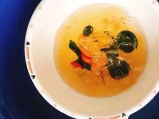 2、樱花果冻,把纯净水倒入碗中。