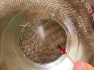 5、樱花果冻,在另一个碗里倒入一些纯净水。