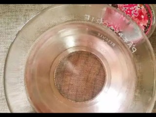 6、樱花果冻,倒入少量樱花粉。