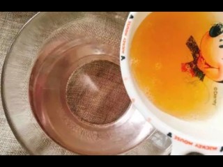 7、樱花果冻,还在把之前盆里的倒进碗里。