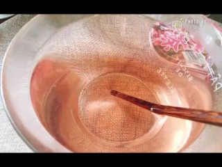 8、樱花果冻,搅拌均匀。