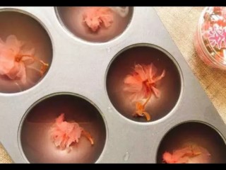 9、樱花果冻,倒进模具。