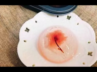 10、樱花果冻,把樱花果冻倒进盘中。
